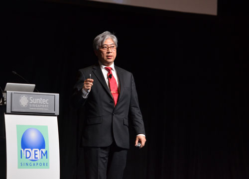 Dr. Chien Hua-Hong at his talk The Place of Piezosurgery in Operative Dentistry, Periodontology and Exodontia.