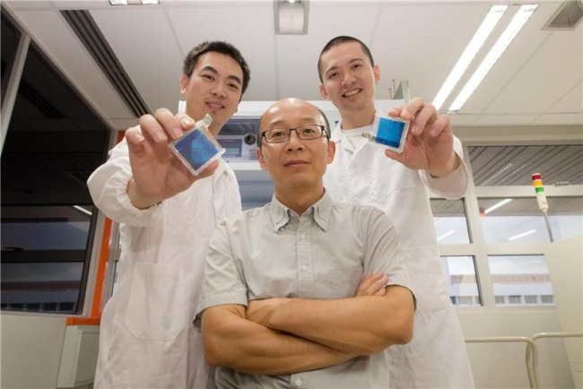 Professor Sun Xiaowei (middle) and members of his research team. Credit: NTU.