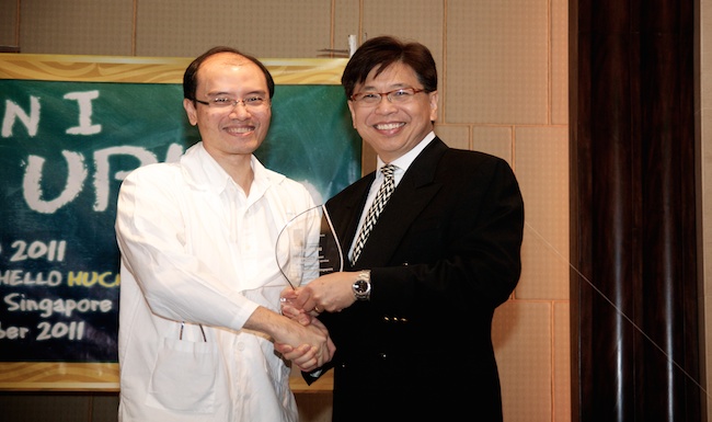 Ng with GIS founding Executive Director Professor Edison Liu at a celebration dinner in 2011. Credit: Ng Huck Hui.