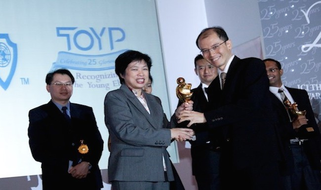 Ng receiving the Junior Chamber International's Outstanding Young Persons Award in 2009. Credit: Ng Huck Hui.