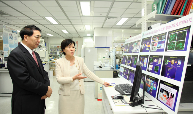 Professor Nancy Ip with Chinese Academy of Science President Bai Chunli (left) in 2012. Credit: Nancy Ip.